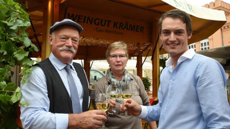 Seit Anfang an in Schwerin dabei: Hans-Bernhard Krämer, seine Frau Pia und Sohn Tobias freuen sich auch in diesem Jahr wieder beim Winzerfest in der Landeshauptstadt zu sein. 