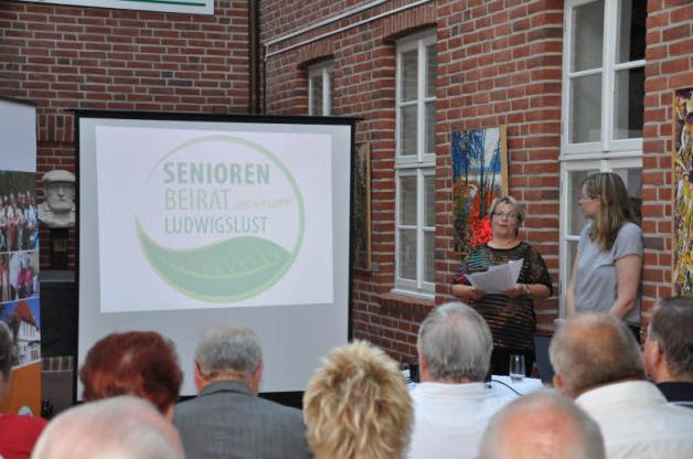 Die Seniorenbeiratsvorsitzende Therese Holm bei der Präsentation des Wegweisers im Lichthof des Rathauses.