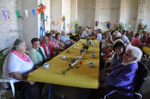 Bei der Kaffeetafel im Werkstattgebäude der Agrar GmbH sind auch die Senioren dabei. Rechts die Älteste in der Runde, die 93-jährige Ruth Hecht. Die Familie war mit fünf Generationen dabei.