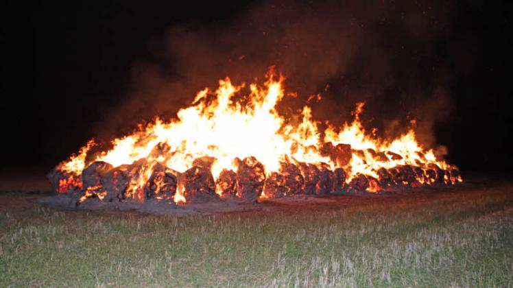 Die Strohballen nahe Goldenstädt ließ die Feuerwehr kontrolliert abbrennen. Die Strohballen nahe Goldenstädt ließ die Feuerwehr kontrolliert abbrennen.