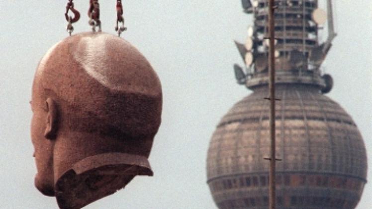 Symbol für den Untergang der DDR: Der demontierte Lenin-Kopf schwebt über Berlin