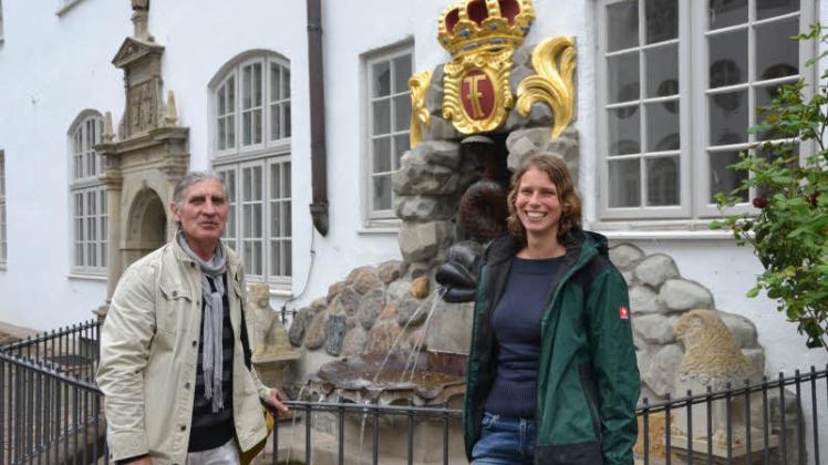 Zufrieden mit ihrem Werk: Bildhauer Josef Hirschfeld und Restauratorin Stephanie Silligmann vor dem Brunnen, den sie monatelang aufwändig bearbeitet haben.
