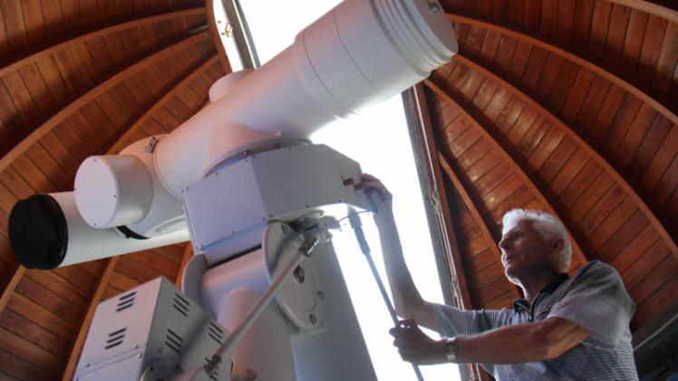 Den Coudé-Refraktor, das 2250 Millimeter-Teleskop der Sternwarte Rostock, hat Fred Schmidt vom Astronomischen Verein stets fest im Blick. Seit 1966 gehört der ehemalige Astronomielehrer zum Team der Bildungseinrichtung.