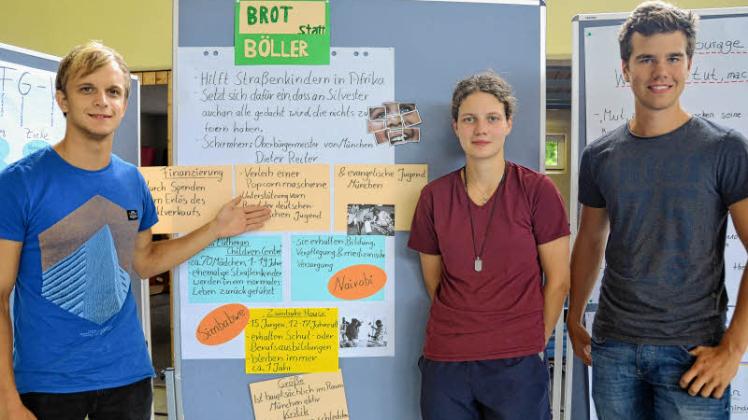 Brot statt Böller: Die Elly-Heuss-Knapp-Schüler Ruven Klunk (20, links), Jana Kropp (19) und Robin Hertel (20) beschäftigten sich anlässlich des gestrigen Antikriegstags mit dem Thema „Krieg und Frieden“ und präsentierten ihre Ergebnisse auf Schautafeln.