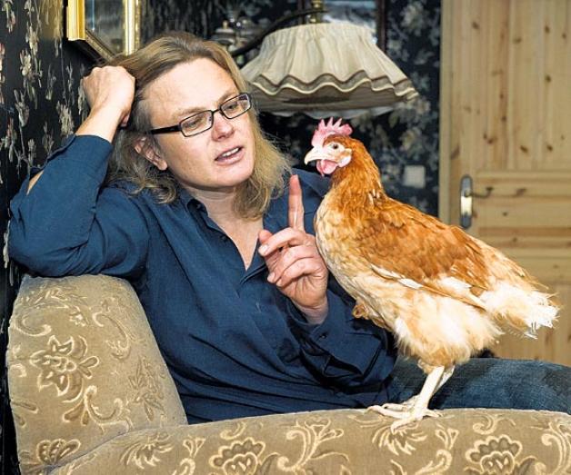 Eine andere Welt: Die Autorin Karen Duve (mit Huhn Rudi) setzt sich gegen Massentierhaltung ein. 