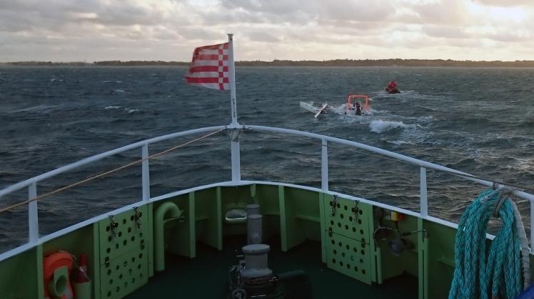 Einsatz vor der Sylter Ostküste: Das Arbeitsboot MICHEL des Seenotrettungskreuzers PIDDER LÜNG/Station List hat das überfällige Schlauchboot mit einem Mann an Bord und den abgetriebenen Hobiecat in Schlepp genommen. Foto: DGzRS – Die Seenotretter