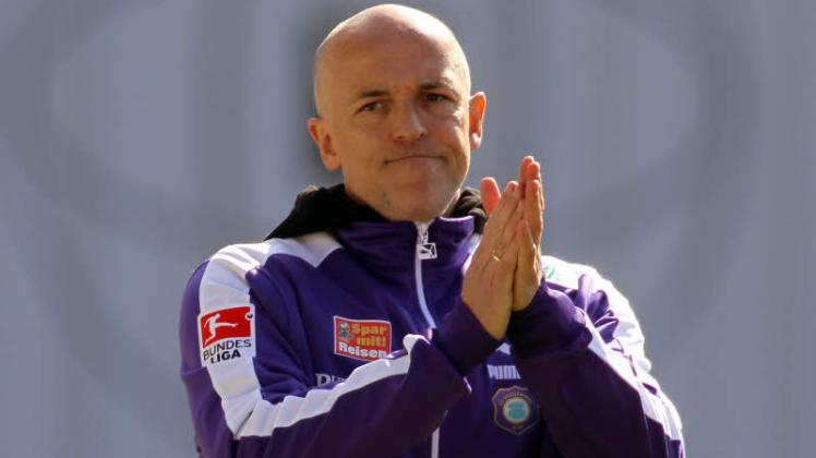 Hansa-Trainer Karsten Baumann in Auer Trainingsjacke: Der Coach war von Februar 2012 bis April 2013 für die Sachsen tätig. Hansa-Trainer Karsten Baumann in Auer Trainingsjacke: Der Coach war von Februar 2012 bis April 2013 für die Sachsen tätig.