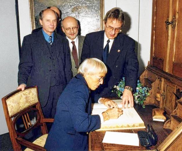 Späte Anerkennung: Beate Uhse trägt sich im Jahr 1999 in das Goldene Buch der Stadt Flensburg ein. 
