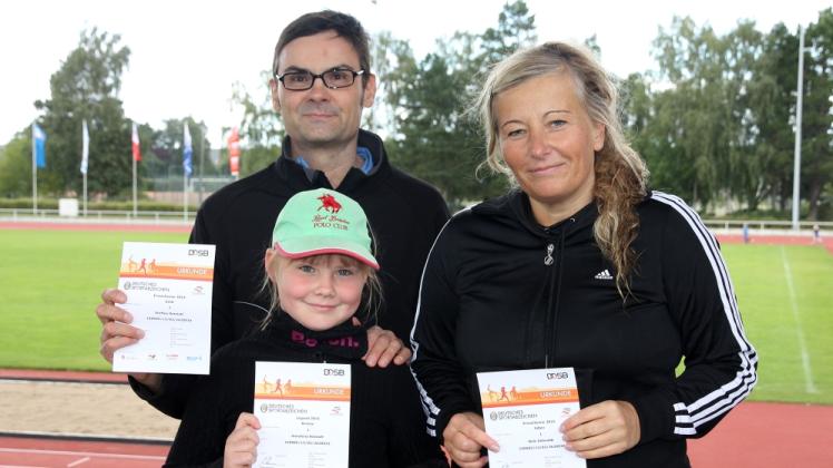 Eine sportliche Familie: Steffen Retzlaff, Annalena Retzlaff und Nele Gillwaldt räumten Gold, Silber und Bronze ab. Eine sportliche Familie: Steffen Retzlaff, Annalena Retzlaff und Nele Gillwaldt räumten Gold, Silber und Bronze ab.