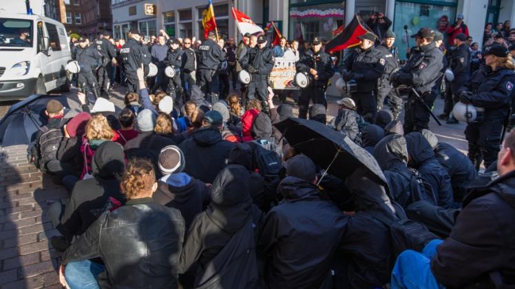 Probates Mittel gegen den Mob: eine Sitzblockade in der Kreisstadt.