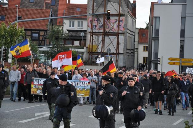 „Relativ friedlich“: der Mob in Wismar.
