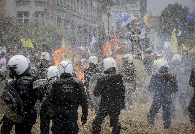 Wütende Bauern bewerfen die belgische Polizei mit Stroh. Tausende Landwirte belagern mit Hunderten von Traktoren die Straßen vor der Gebäuden der EU-Institutionen in Brüssel. Anlass der Proteste ist das Treffen der EU-Agrarminister. Die Bauern protestieren gegen ihre wirtschaftlichen Probleme und ihre sinkenden Einkommen.