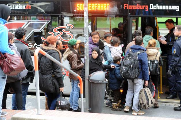 In Flensburg sind am Dienstagmorgen gegen 6.30 Uhr 127 Flüchtlinge von der Bundepolizei aufgegriffen worden, darunter 25 Kleinkinder. 