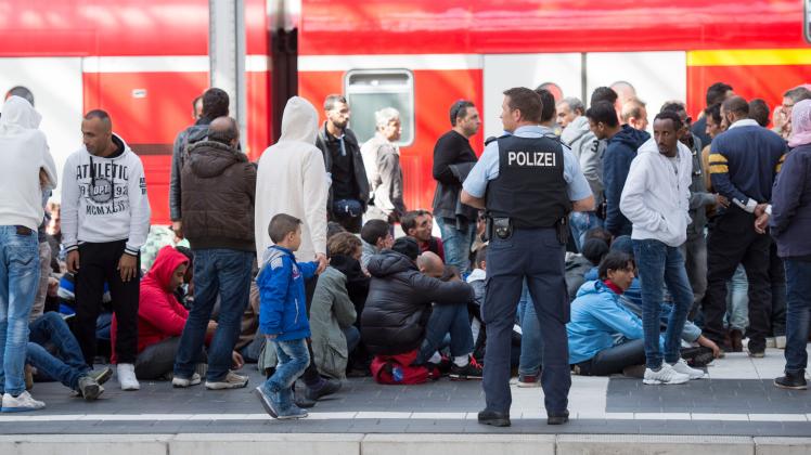 Flüchtlinge warten auf dem Hauptbahnhof in Lübeck. Sie wurden von der Polizei gestoppt, ihr eigentliches Ziel ist Schweden. 