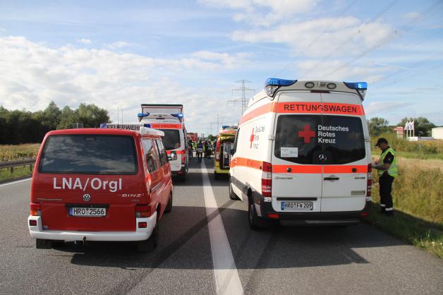 Ein schwerer Unfall mit vier Verletzten ereignete sich heute Nachmittag auf der A19 in Rostock. Ein schwerer Unfall mit vier Verletzten ereignete sich heute Nachmittag auf der A19 in Rostock.