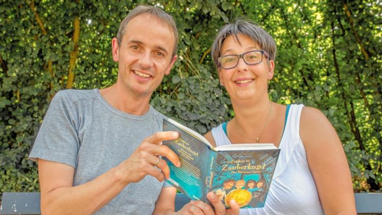 Auf Titeljagd: Autor Stefan Gemmel und Eva Pfitzner,  Geschäftsführerin vom Leserattenservice 