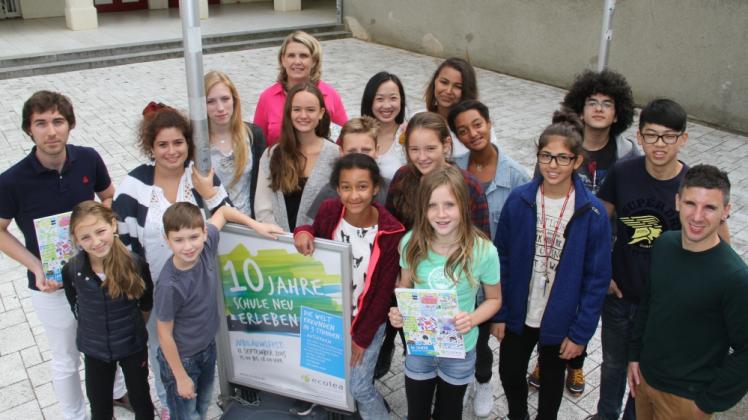 Ecolea-Schulleiterin Katja Dudeck (Mitte ) mit Schülern und Lehrern aus 15 Nationen. Ecolea steht für Internationalität. Ecolea-Schulleiterin Katja Dudeck (Mitte ) mit Schülern und Lehrern aus 15 Nationen. Ecolea steht für Internationalität.