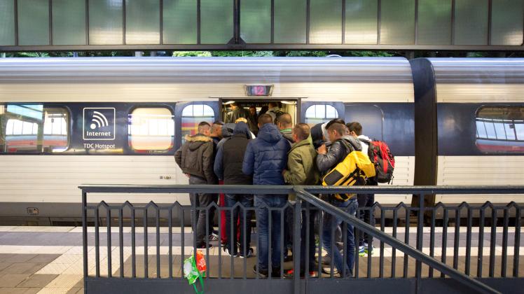 Flüchtlinge und Pendler besteigen im Bahnhof von Flensburg einen Zug nach Kolding.