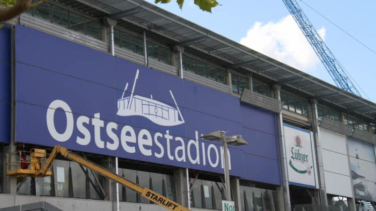 Ostseestadion – Endlich wieder für jedermann sichtbar: Heute um 17 Uhr wird in einem kleinen feierlichen Akt das neue Stadionschild an der Nord-Front der Arena enthüllt.