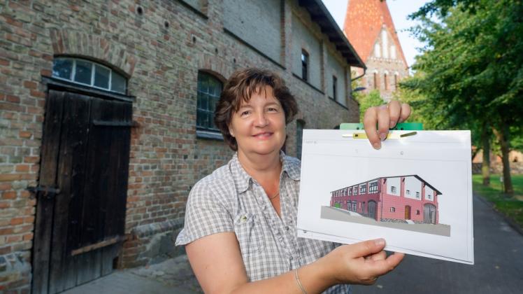Die alte Pfarrscheune im Dorf Lichtenhagen soll in ein Begegnungszentrum umgebaut werden, berichtet Pastorin Anke Kieseler.