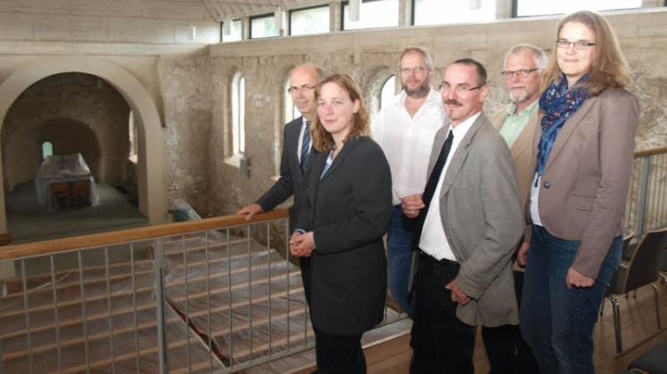 Blick von der Empore in den Kirchenraum: Bischof Gothart Magaard, Pastorin Diana Krückmann, Bürgermeister Thomas Deckner, Propst Matthias Krüger, Jörg Dirks und Maja Finnern (von links).