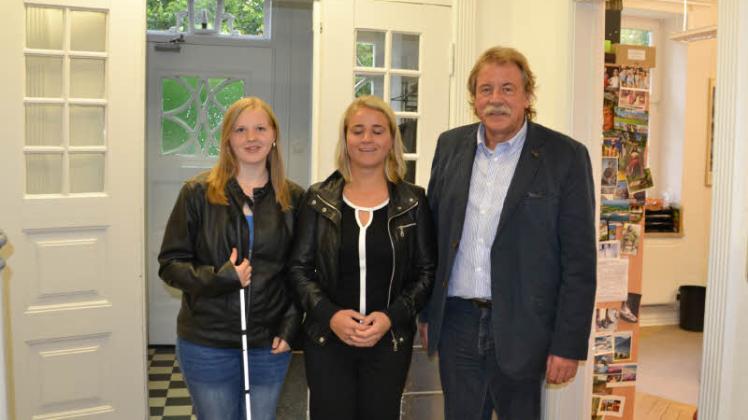 Verena Bentele, die Behindertenbeauftragte der Bundesregierung, zwischen Schulleiter Josef Adrian und Schülerin Ninja Spielberg.
