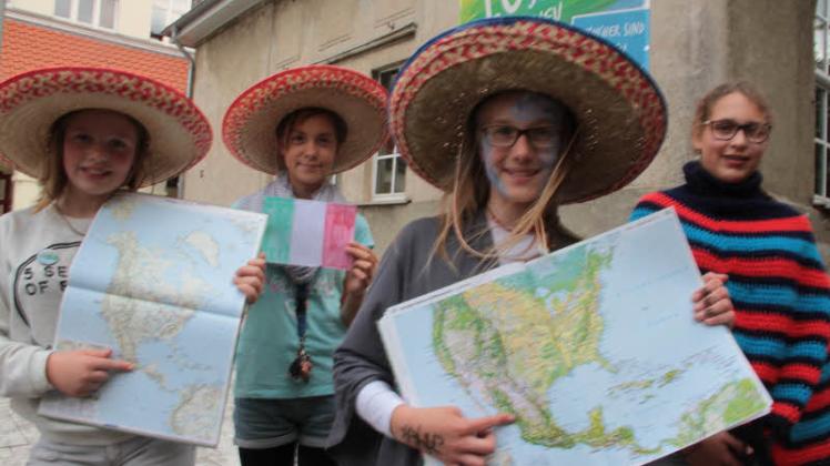 Die Schülerinnen Larissa Schenk, Lilly Schulze, Luise Schreibe und Julia Henczynski und ihre Mitwchüler aus der siebten Klasse haben für sich Mexiko als Land für ihre Angebote ausgewählt.  Fotos: mapp 