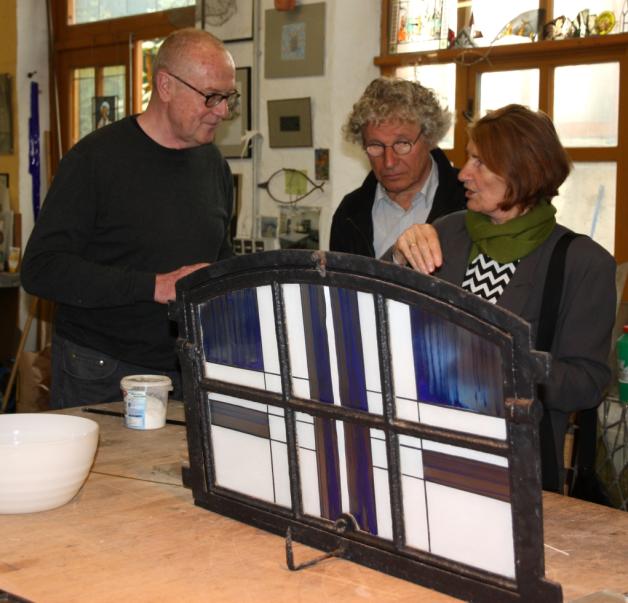 Christian Plothe (l.) informiert seine Gäste Werner Meißner und Renate Scherer zum Thema Bleiverglasungen.   