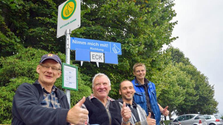 „Nimm mich mit“: Bürgermeister Jens Kühne, Rolf Rath, Henning Skuppin und Jürgen Kuhr (von links) auf der Mitfahrbank.