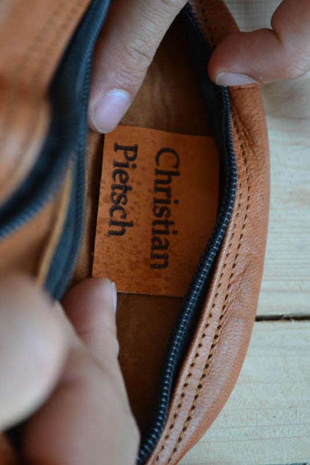 Neuer Plan: Mit einem kleinen Schild will Christian Pietsch für seine Kunden künftig Taschen personalisieren. 