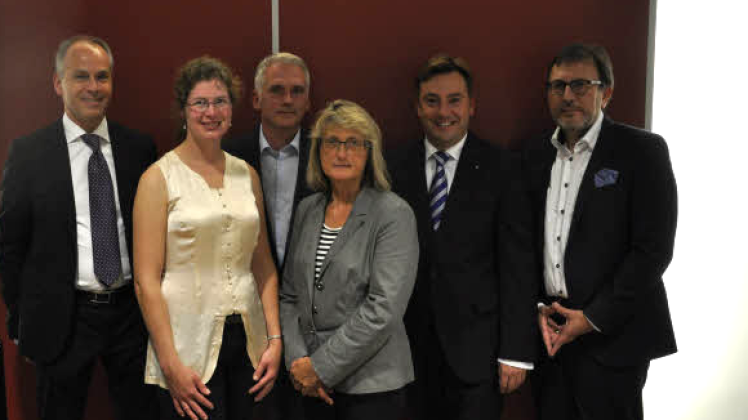 v.l.: Kuratoriumsvorsitzender Oliver Schindler, Vorstandsmitglieder Katharina Wiener und Christian Meyer, Marita Lewerenz (Kuratorium), Vorstandsvorsitzender Thomas Göthling und Dr. Jörg Heinsohn (Kuratorium).   Fotos: Katja Frick 