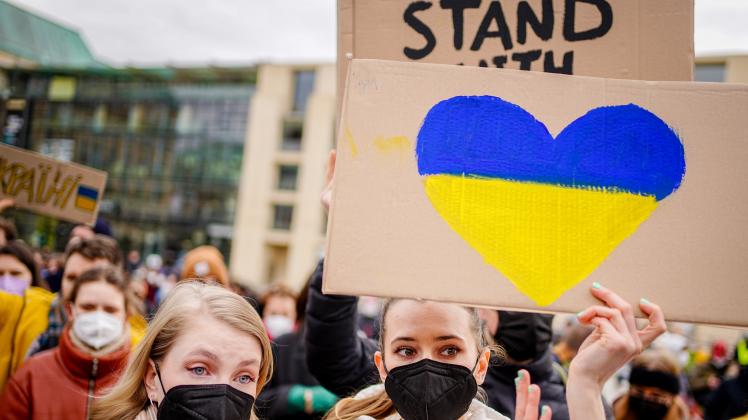 Zahlreiche Menschen haben am Donnerstag vor dem Brandenburger Tor gegen den russischen Angriff auf die Ukraine demonstriert. Am Samstag ist eine Kundgebung in Lingen geplant.