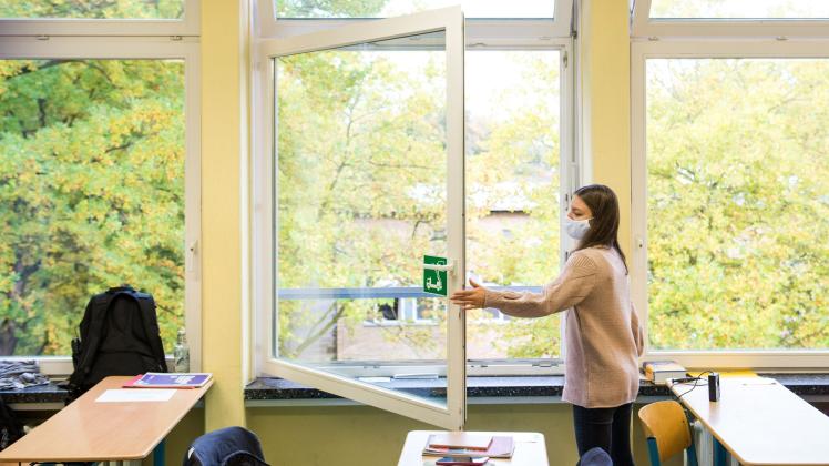 Die Gruppe der FDP/ Freie Wähler/ UWG/ CDW im Landkreis bemängelt die Lüftung in Schulen und fordert Fenster-Absturzsicherung in Klassenräumen. 