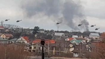 Auf diesem von der ukrainischen Polizeibehörde veröffentlichten Foto fliegen offenbar russische Militärhubschrauber über den Stadtrand von Kiew. 