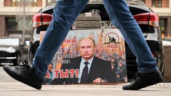 „Wir stehen ihm bei, für die Souveränität Russlands! Und du?“ steht auf einem Plakat vor der Duma in Moskau, nachdem Putin die Ukraine angreifen ließ.