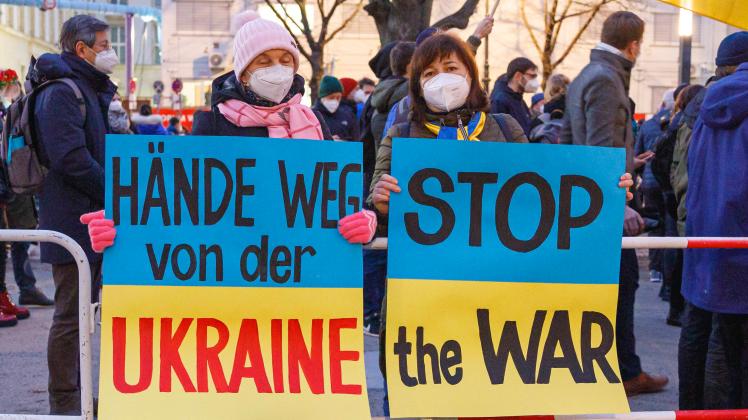 Vor der russischen Botschaft in Berlin gab es bereits Demonstrationen. Eine Solidaritätskundgebung ist am Samstag auch in Lingen geplant.