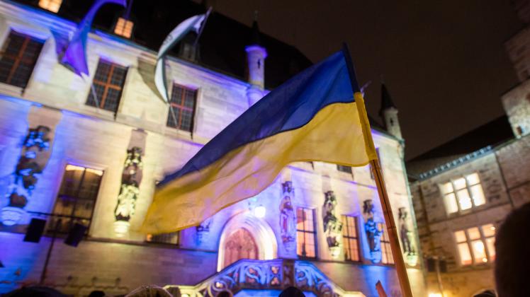 Kundgebung am Osnabrücker  Rathaus zum Angriff auf die Ukraine: Oberbürgermeisterin Katharina Pötter spricht