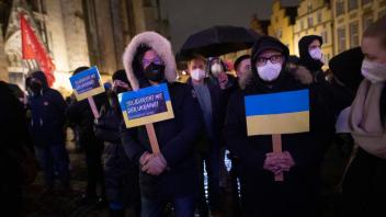 300 Osnabrücker bekunden vor dem Rathaus ihre Solidarität mit der ukrainischen Bevölkerung.