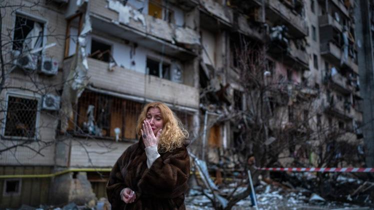 Die russischen Truppen attackieren auch zivile Ziele. Das Foto zeigt Natali Sewriukowa vor einem zerstörten Wohngebäude. 