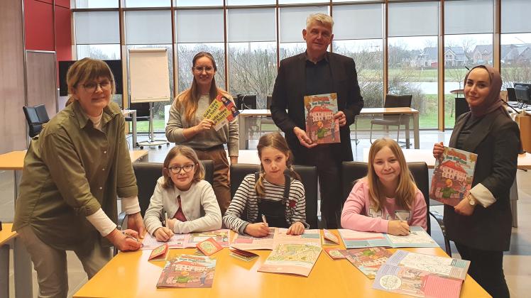 Die neue Broschüre für Kinder haben im Rathaus die Kinderbürgermeisterinnen Gesa, Paula und Lotte vorgestellt.