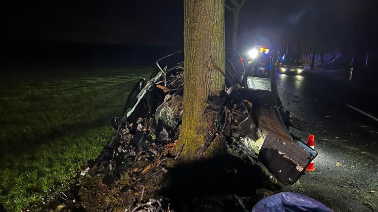 32-Jähriger stirbt nach Aufprall mit Auto an Baum