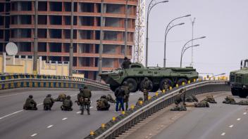 Ukrainische Soldaten blockieren eine Brücke in Kiew. Aber die Russen rücken vor. 