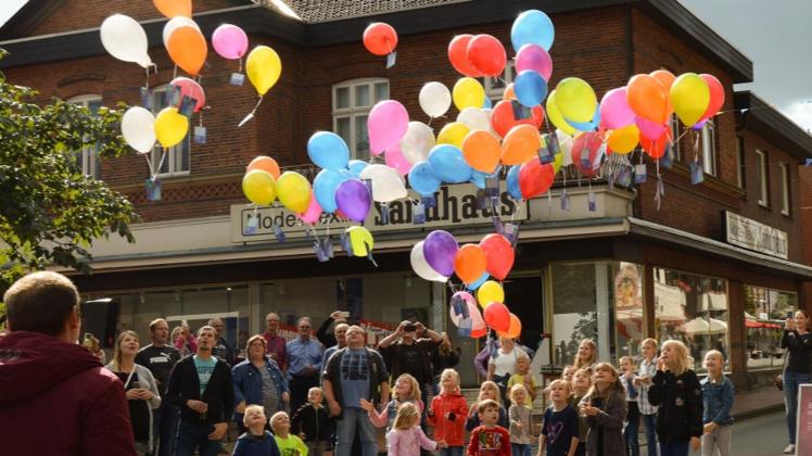 Die Luftballons können wieder steigen: Nach einem Treffen zwischen Werbegemeinschaft und Vereine steht fest, dass der Berger Herbstmarkt weiterhin stattfinden wird.