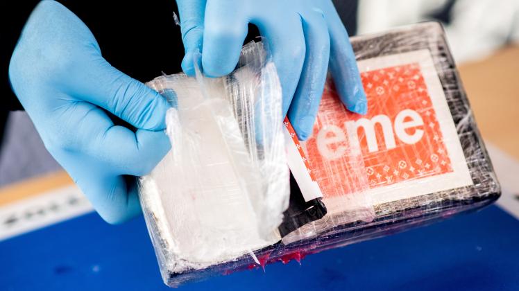 Mehr als 450 Kilogramm Kokain haben Zollbeamte in einem Container aus Uruguay im Überseehafen von Bremerhaven entdeckt.