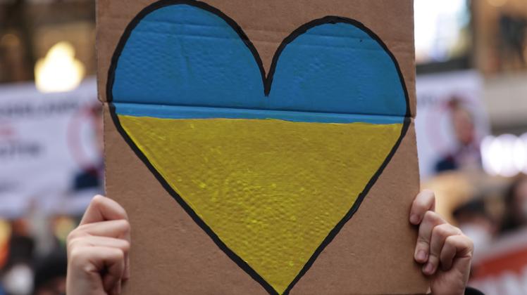 An vielen Orten zeigen sich Menschen derzeit mit der Ukraine solidarisch. Auch in Papenburg gibt es verschiedene Aktionen.