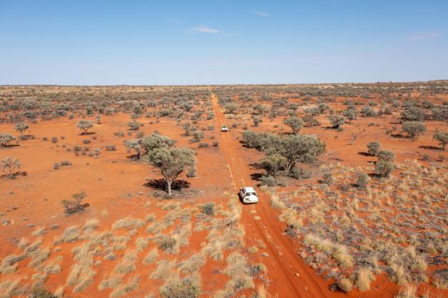 Riesige Flächen trockener Wüste wie diese im Pilungah-Reservat im Bundesstaat Queensland sind in Australien unbewohnbar.