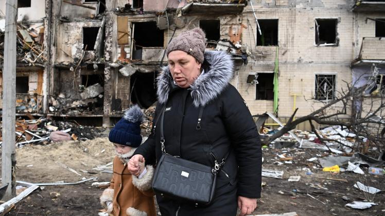 Am Freitagmorgen wurden Vororte von Kiew mit Raketen beschossen. 100.000 Zivilisten wollen das Land verlassen.