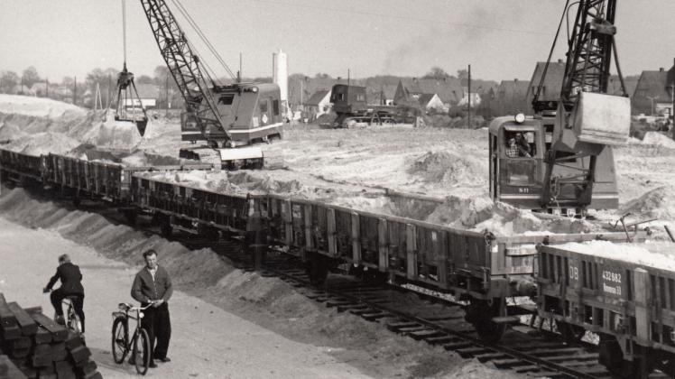 Im April 1957 waren die Bauarbeiten am ersten Teilstück der neuen Umgehungsstraße in Düsternort in vollem Gange.