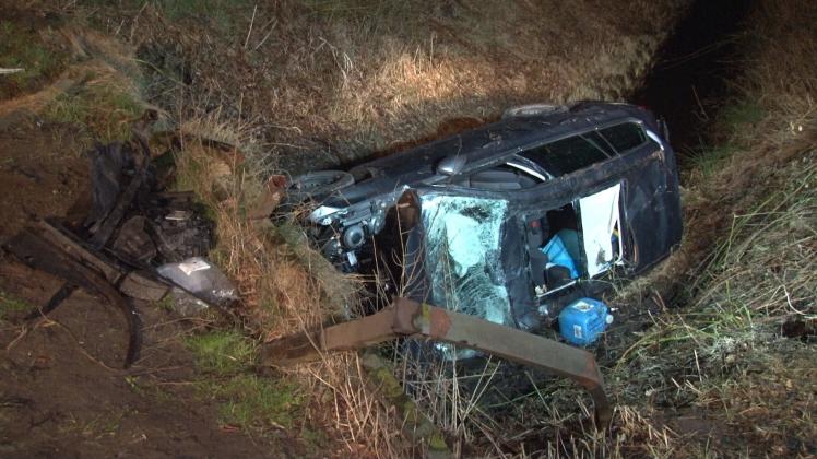 Im Graben landete ein 25-jähriger Pkw-Fahrer am Freitagabend bei einem schweren Verkehrsunfall in Rastdorf.