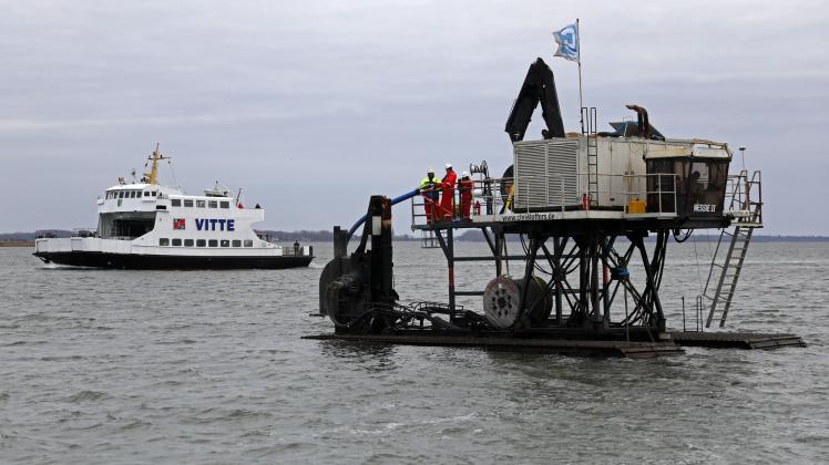 Seefräse schafft Breitbandanschluss von Hiddensee